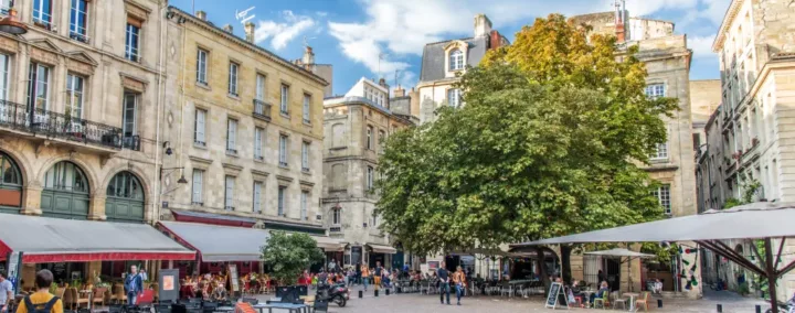 place Siant-Pierre à Bordeaux avec des terrasses de restaurants