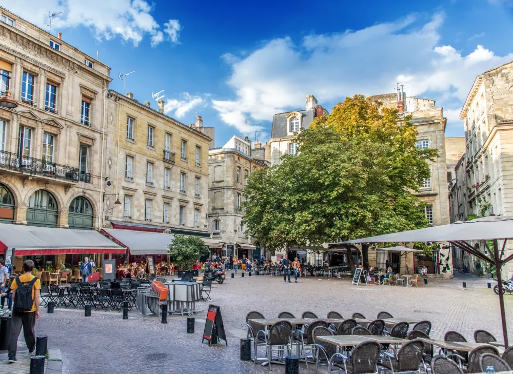 place Siant-Pierre à Bordeaux avec des terrasses de restaurants