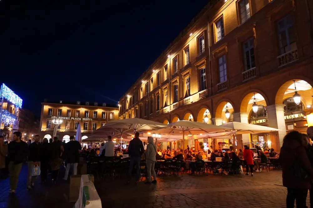 terrasses le soir place du capitole à Toulouse