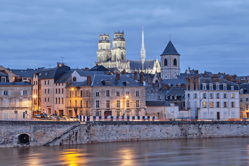 Vue nocture sur la cathédrale d'Orléans depuis les quais de la Loire