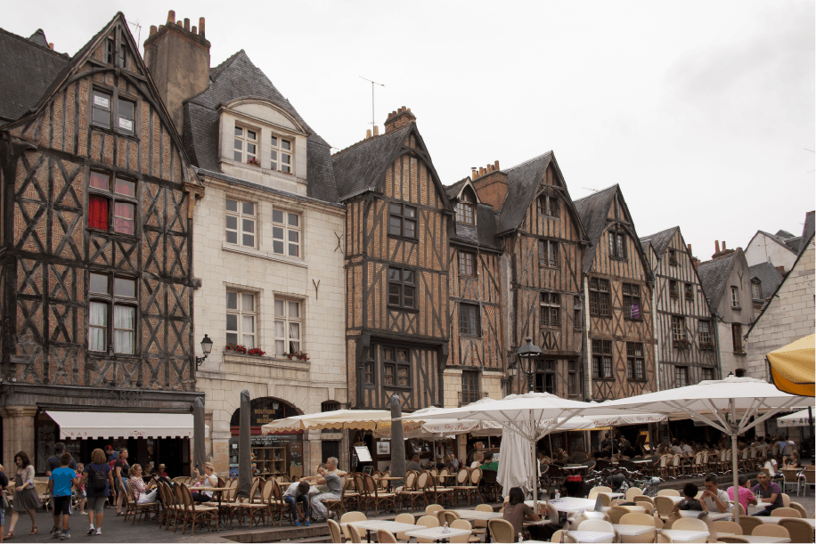Vue de la place Plumereau à Tours avec ses terrasses de restaurants et maisons à colombages