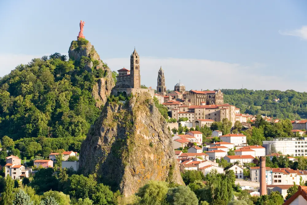 Le Puy-en-Velay et la chapelle Saint-Michel-d’Aiguilhe.