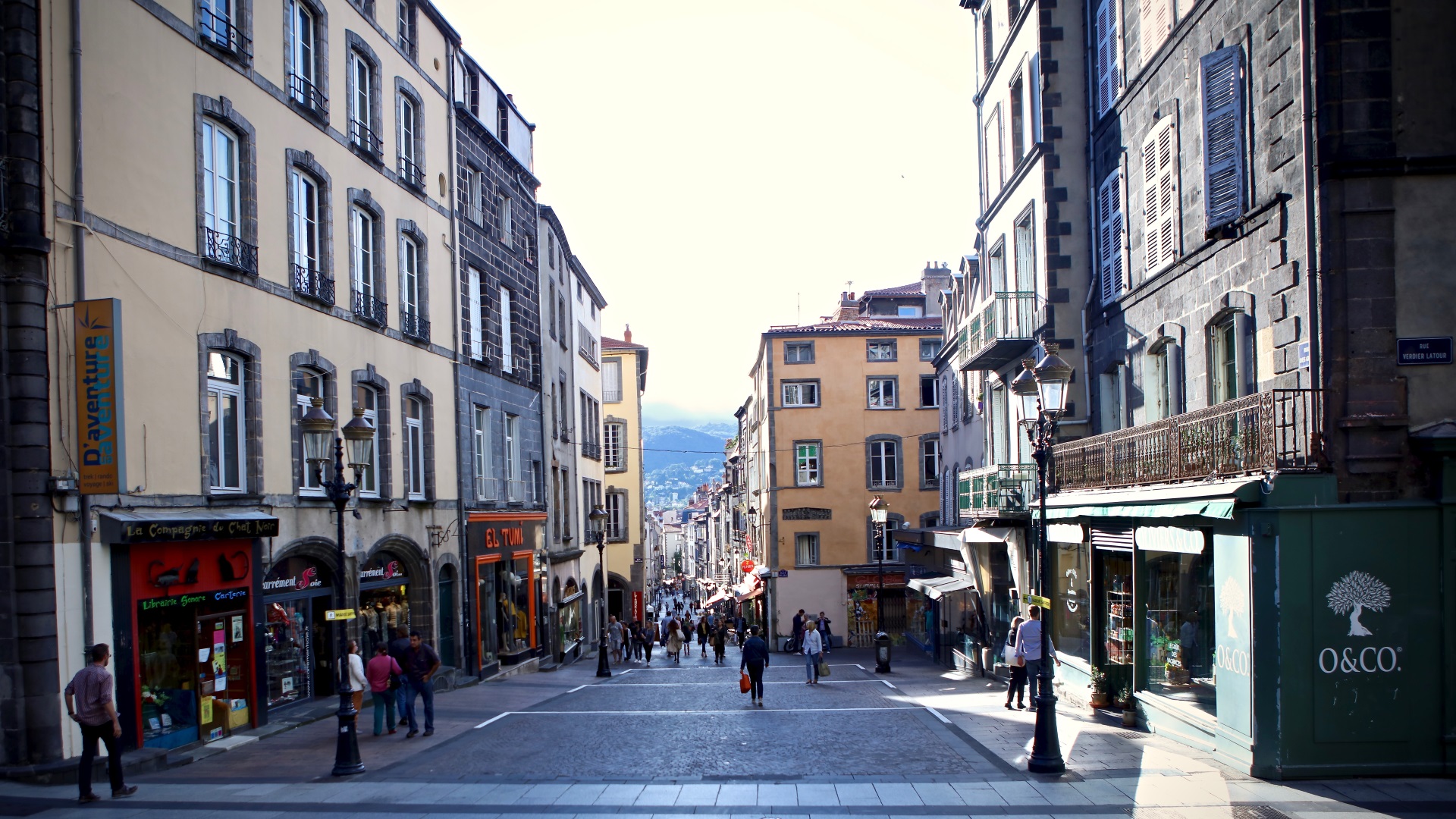 une rue commerçante de Clermont-Ferrand