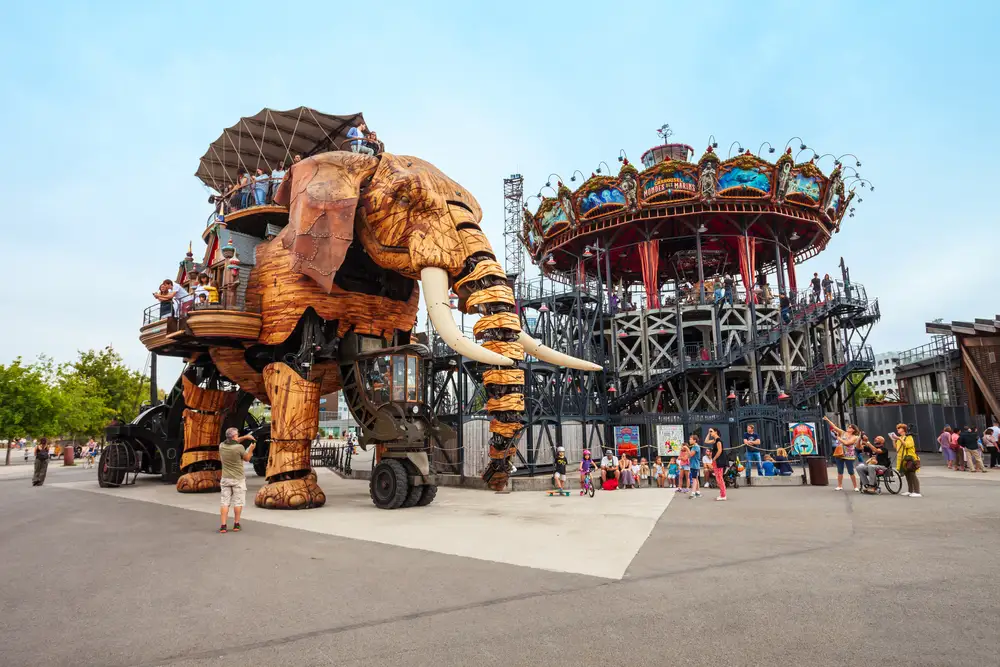 Les Machines de l’Île - le Grand éléphant et le carrousel des Mondes marins sur l'île de Nantes