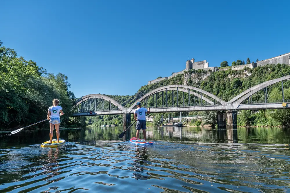 deux personnes qui font du paddle sur le Doubs à Besançon