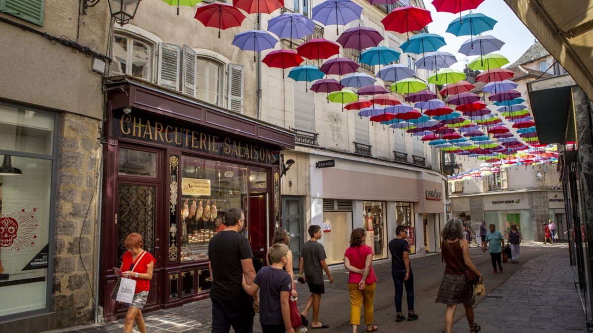 Aurillac parapluie rue
