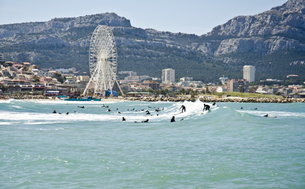 plage des catalans avec vue sur la grande roue et les calanques