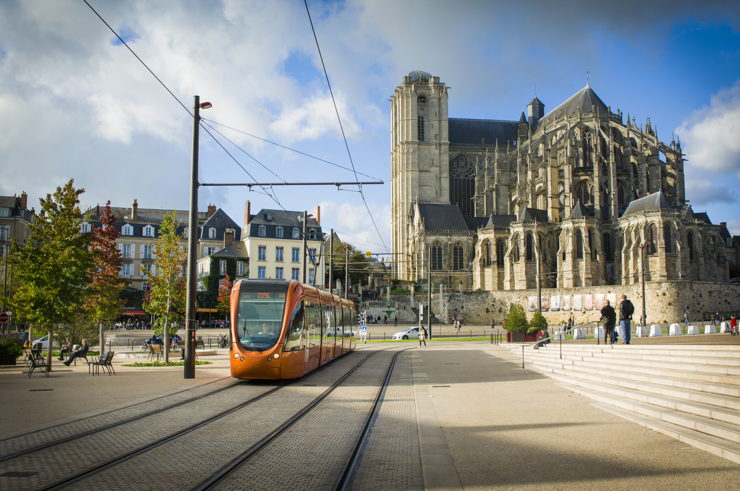 une rame de tram devant la cathédrale au Mans