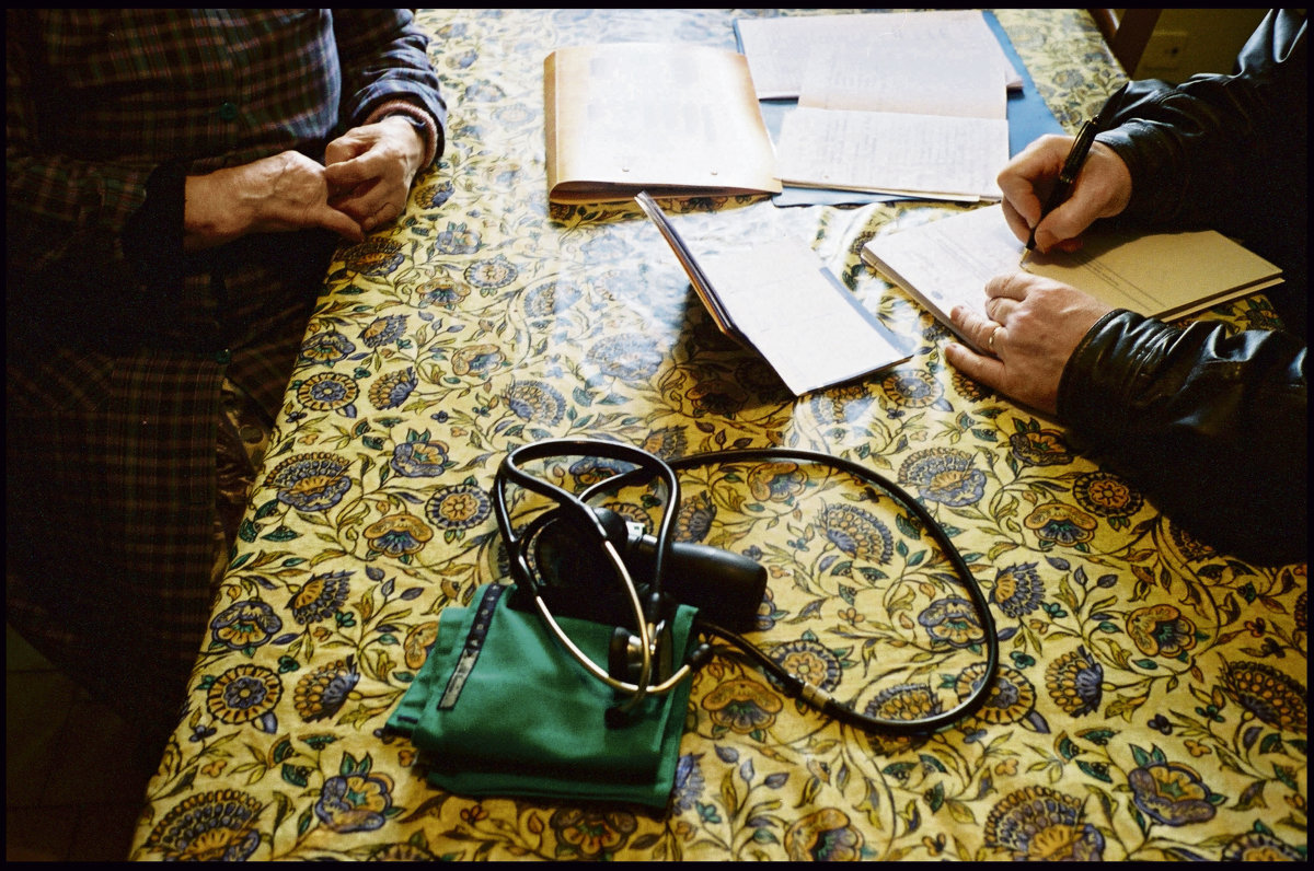 Consultation d'une personne âgée par un médecin généraliste de campagne