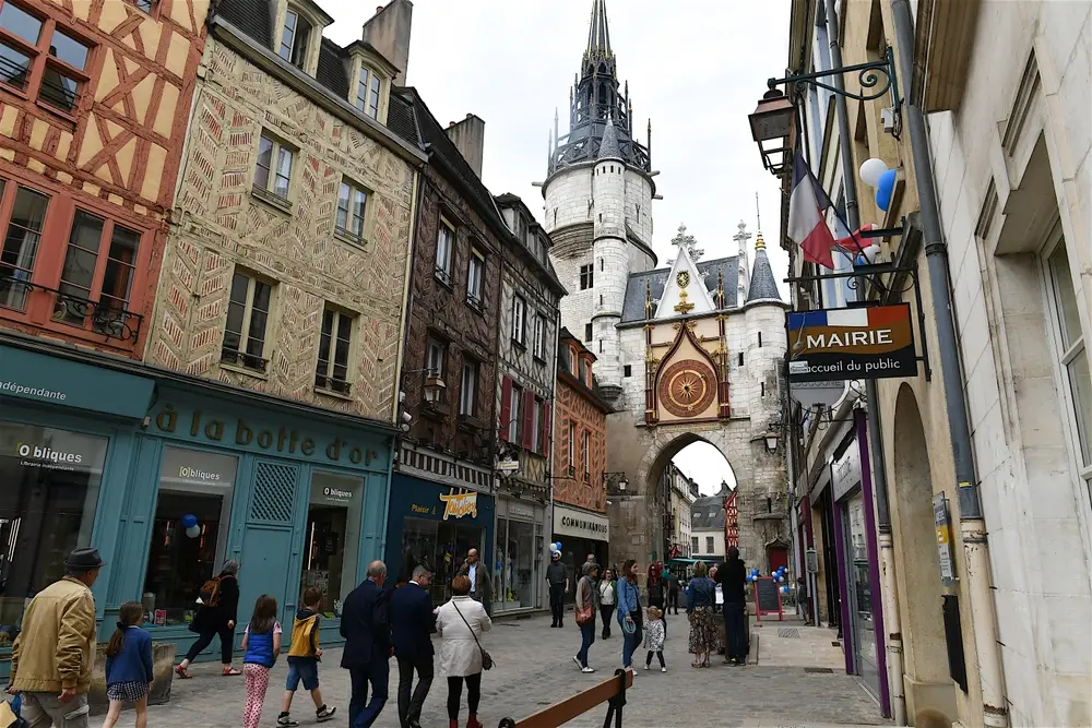 rue commerçante et grosse horloge d'Auxerre.