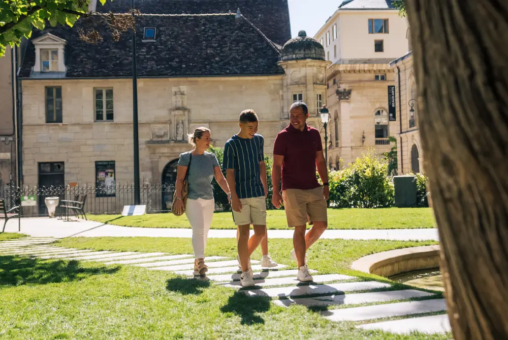Famille qui se promène dans le jardin du musée des beaux-arts de Dijon.
