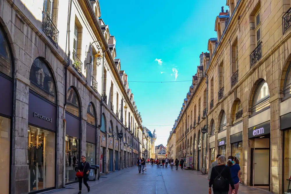 Rue de la liberté à Dijon, rue piétonne avec de nombreuses boutiques.