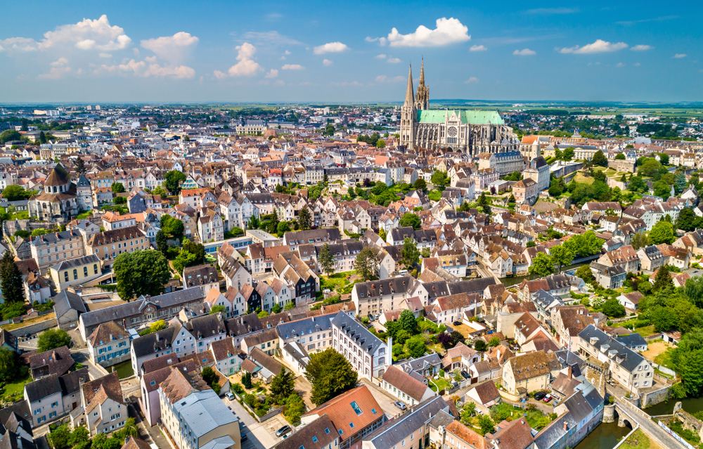 La ville de Chartres et la cathédrale vue d'en haut.