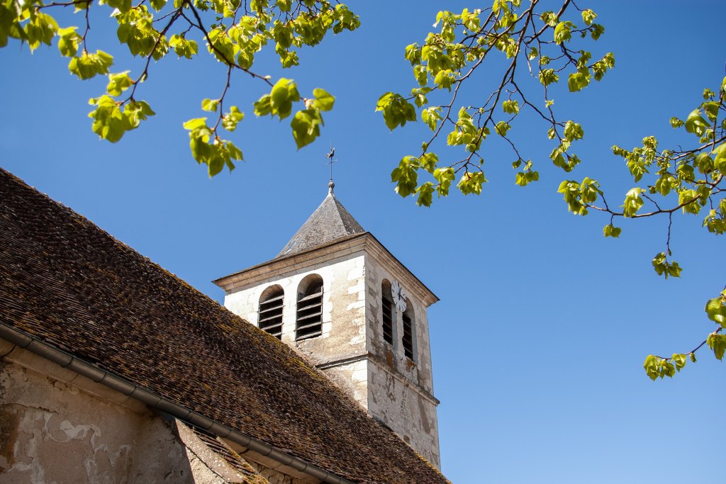l'église Saint-Quiriace d'Épineau-les-Voves, ciel bleu.