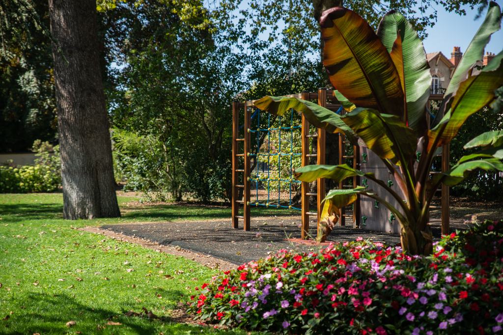 aire de jeux pour enfants au parc de la Villa Chantoiseau à Migennes dans l'Yonne.