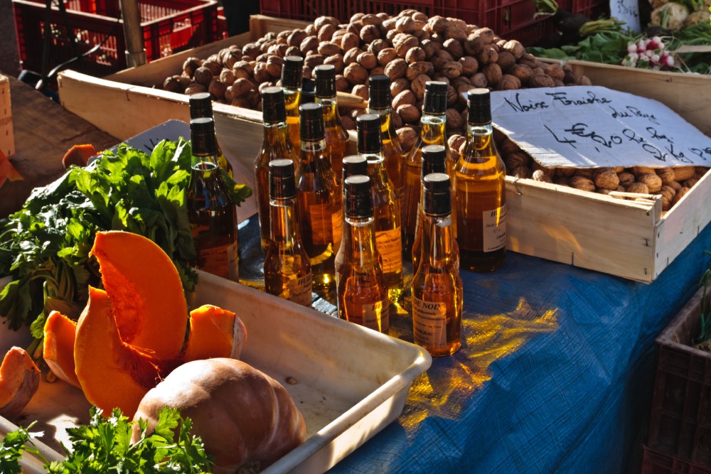 étal du marché de Brive-la-Gaillarde avec légumes, noix et huile de noix