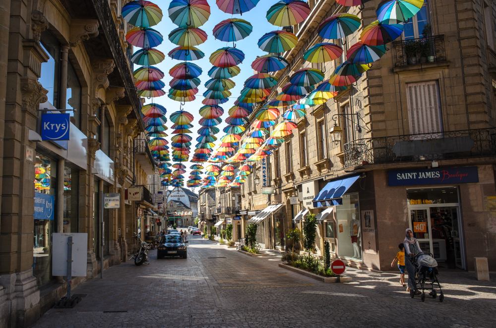 la rue Carnot à Brive-la-Gaillarde, rue piétonne avec des parapluies multicolores.