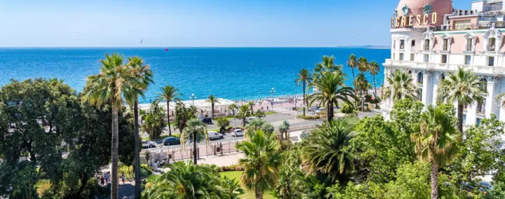 Vue sur la méditerranée depuis la place du Negresco à Nice
