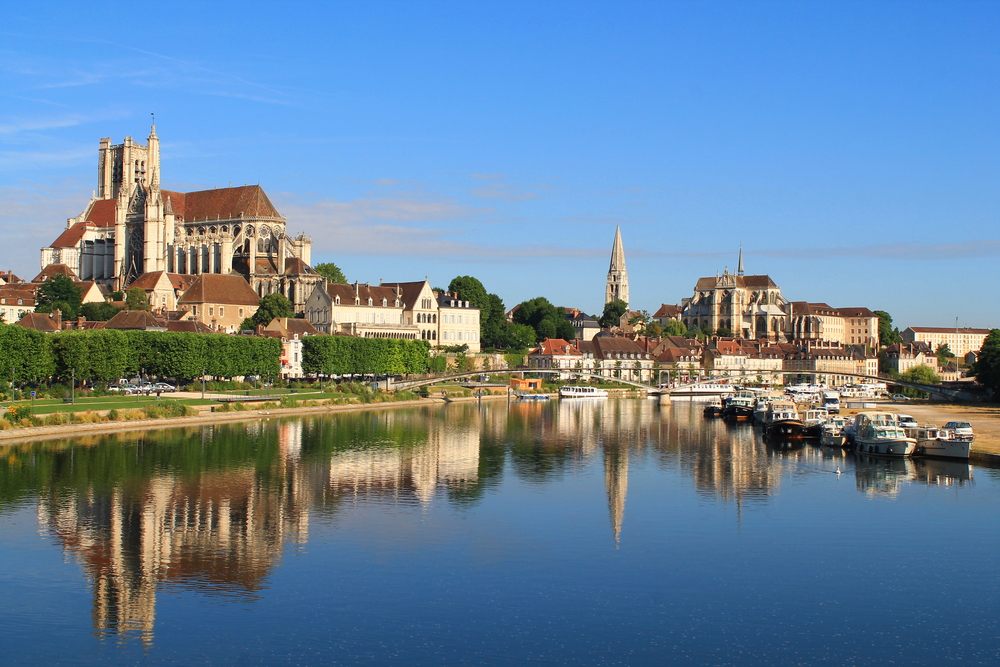 L’Yonne, la cathédrale et l’abbaye Saint-Germain à Auxerre. 