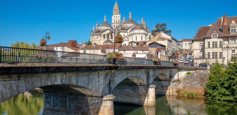 La cathédrale Saint-Front et la rivière Isle à Périgueux, en Dordogne.