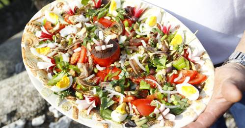 La salade Niçoise : ses légumes de méditerranée et son riz parfumé