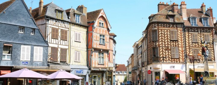 place à Auxerre avec terrasses et maisons à colombages