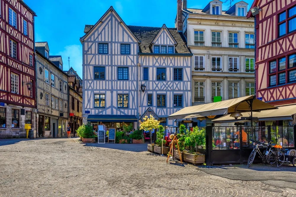 place pavée avec maisons à colombages à Rouen, en Normandie.
