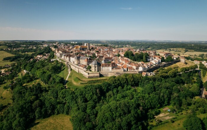 La ville fortifiée de Langres, vue aérienne.