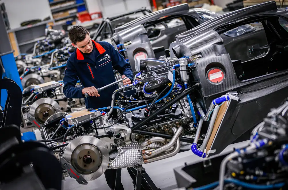 ouvrier qui travaille dans une usine de mécanique à Nevers.