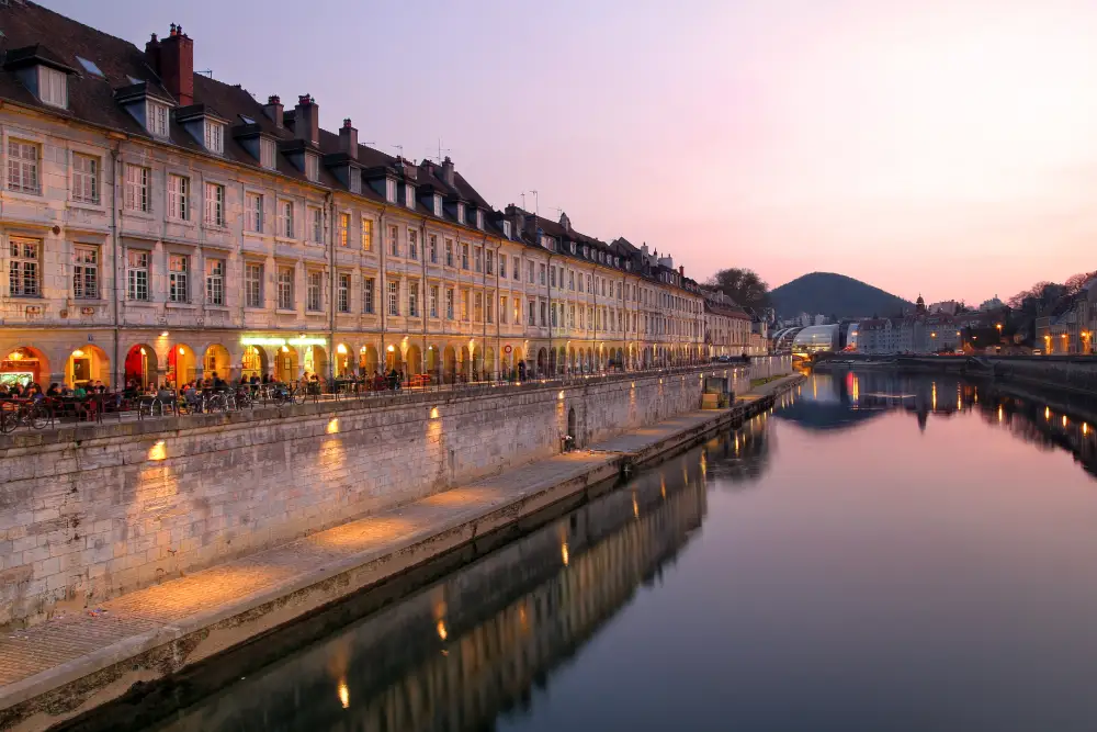 quai le long du Doubs à Besançon à la tombée de la nuit.