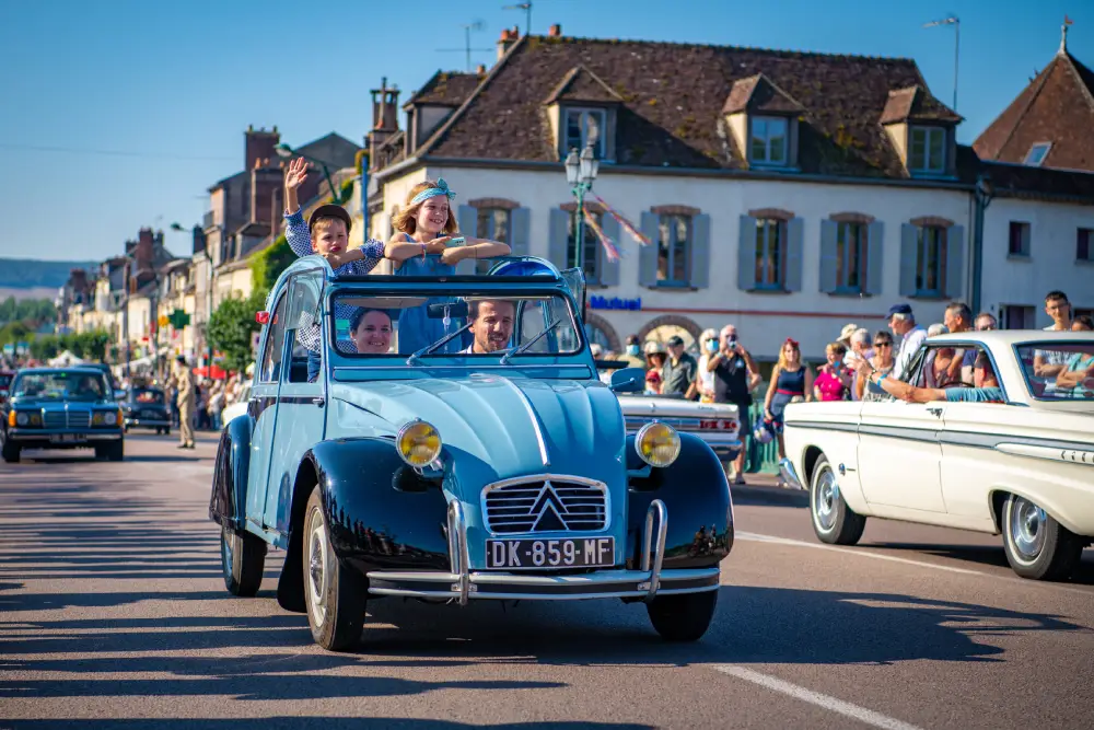 deux-chevaux citroën qui déflie au festival les bouchon de Joigny