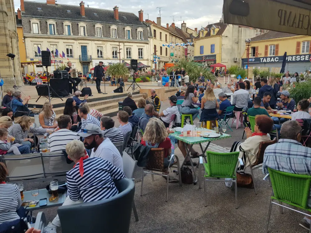 concert dans la rue à Digoin, spectateurs attablés en terrasse