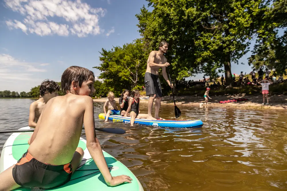 familles sur des paddles sur l'étang Berthaud à Saint-Eusèbe.