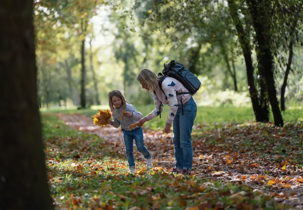 une femme et sa fille dans la forêt dans la Nièvre