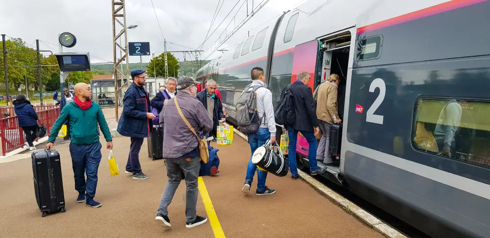 des voyageurs montent dans le TGV à la gare de Montbard