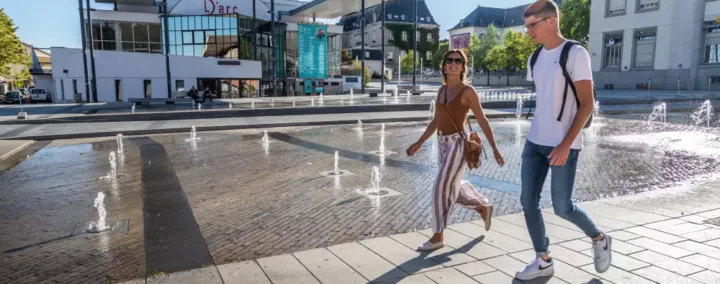 deux personnes qui marchent dans le centre ville du Creusot