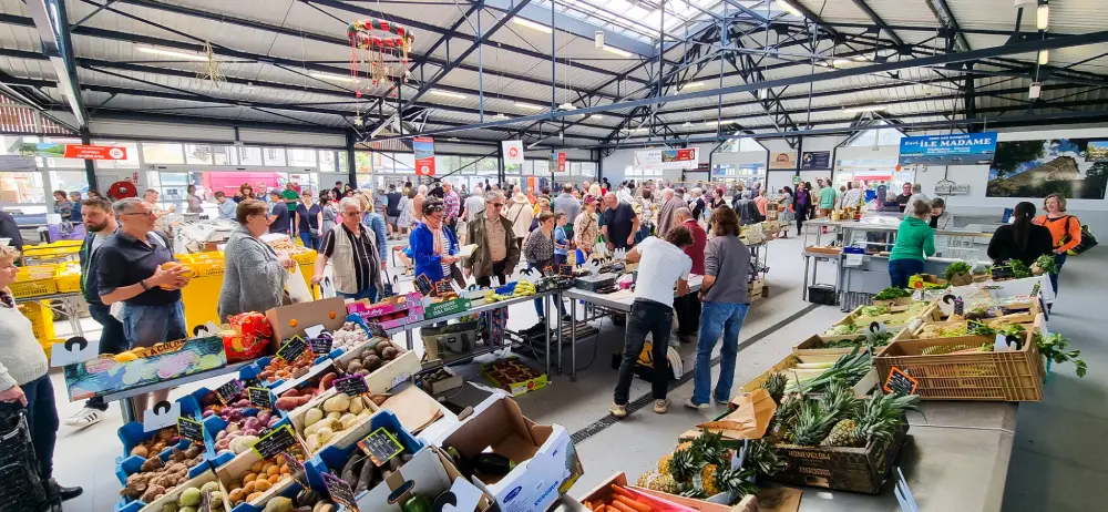 à l'intérieur des halles du marché de Montbard