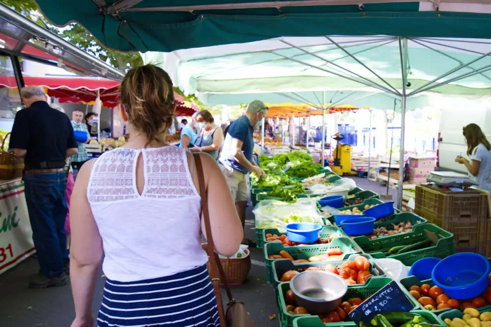 vue dans les allées du marché de Montceau