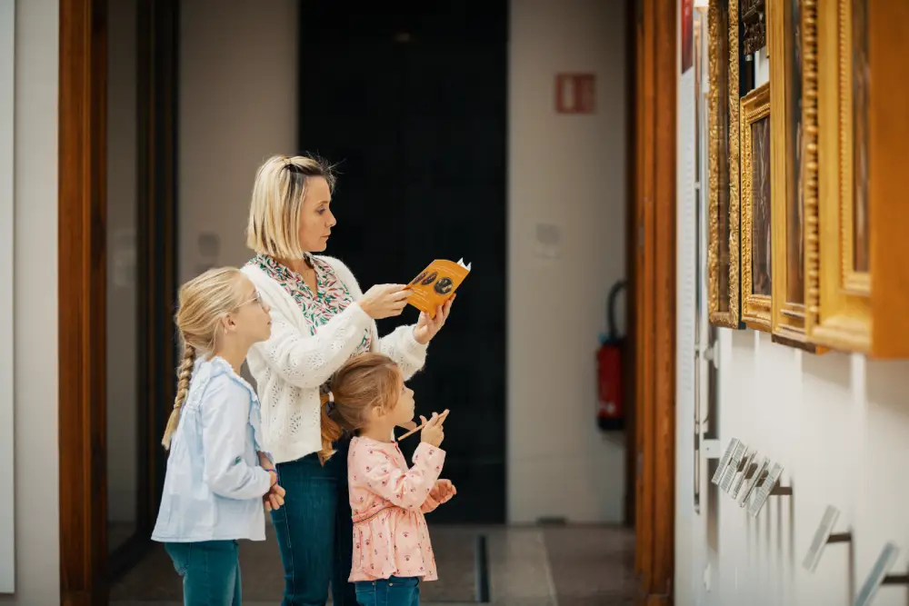 une femme et deux petites filles au musée du hiéron