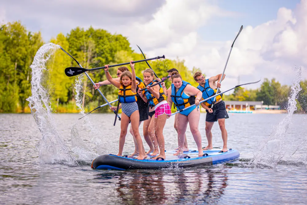 enfants sur un paddle