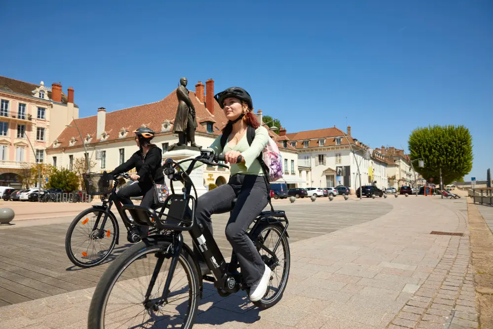 Deux personnes à vélo sur les quais de Saône à Chalon