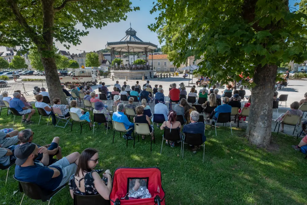 concert dans un kiosque dans un parc à Vesoul