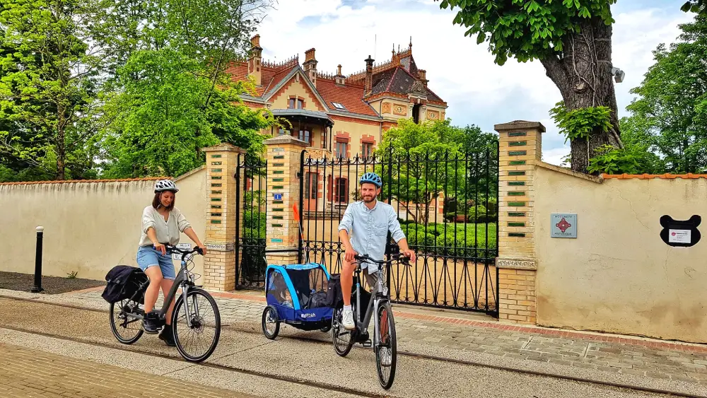 deux cyclistes devant la villa Perrussin à Ecuisses.