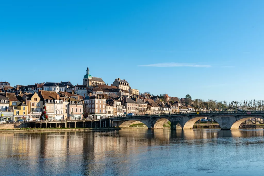 vue de l'Yonne et la ville de Joigny.