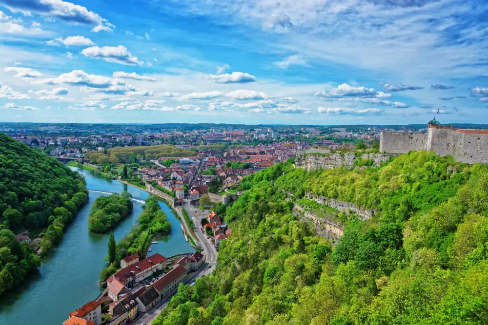 vue aérienne de Besançon dans le Doubs