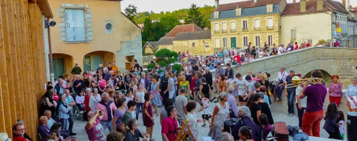 foule et fanfare sur les quais de Montbard.