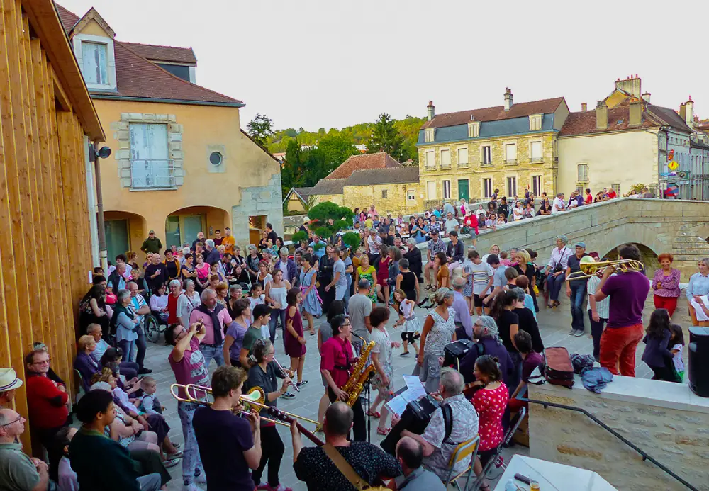 foule et fanfare sur les quais de Montbard.