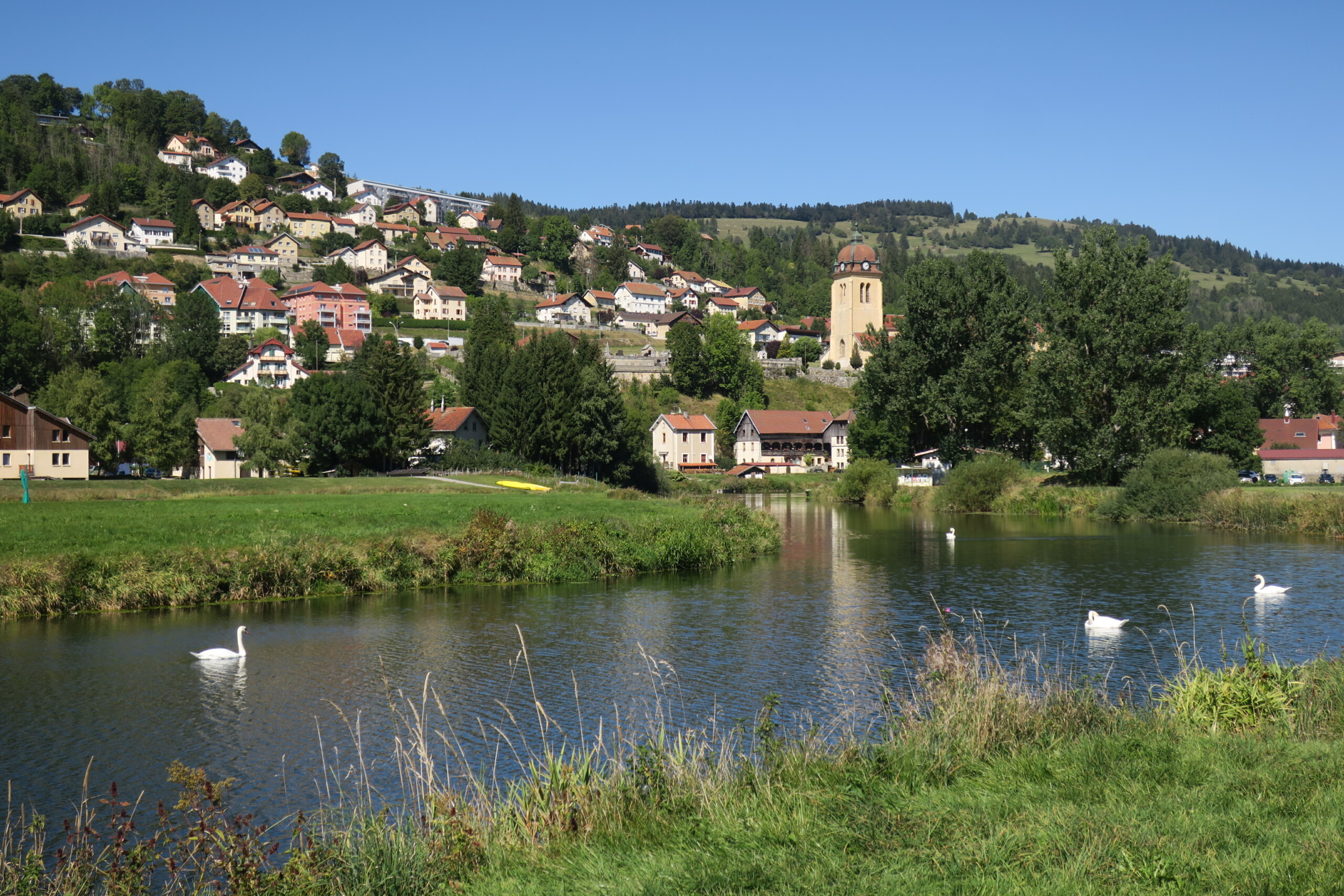 Vue sur la commune du Val de Morteau avec le Doubs en contrebas. 