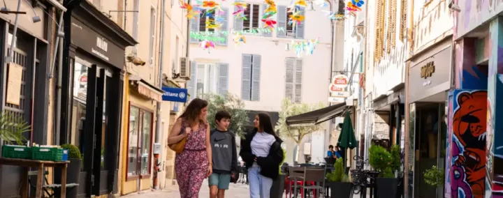 une femme et deux enfants dans une rue piétonne à Gray en Haute-Saône