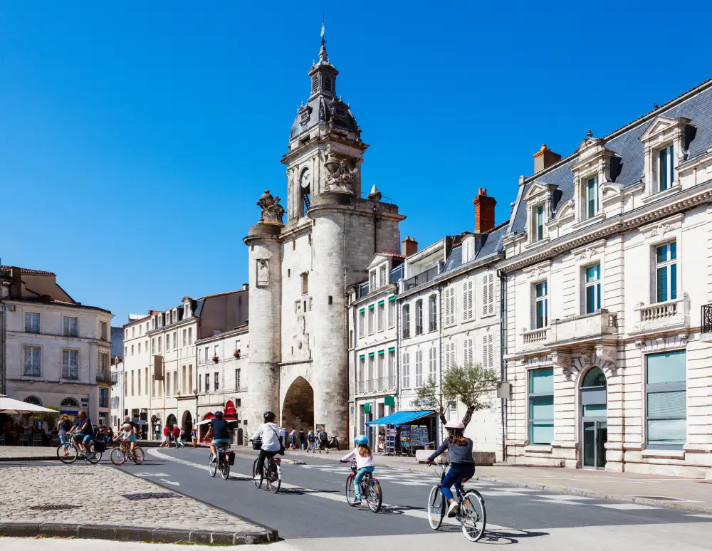 Cyclistes à La Rochelle sur le Vieux port pour illustrer un article sur les meilleures villes cyclables en France.